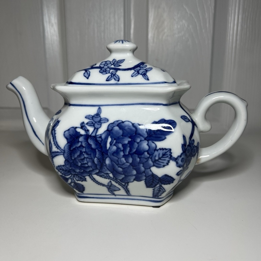 Vintage Teapot Blue‎ & White Floral Design